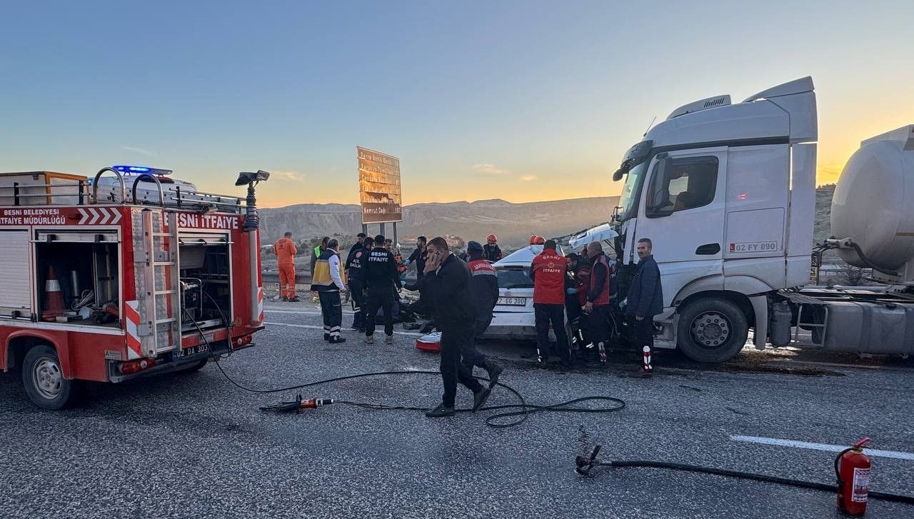 Adıyaman’da feci kaza: Yakıt tankeri ile otomobilin çarpışmasında dört kişi öldü