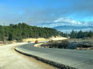 kutahyada tavsanli domanic devlet yolu calismalari hizla devam ediyor Xr3Ozzlr.jpg